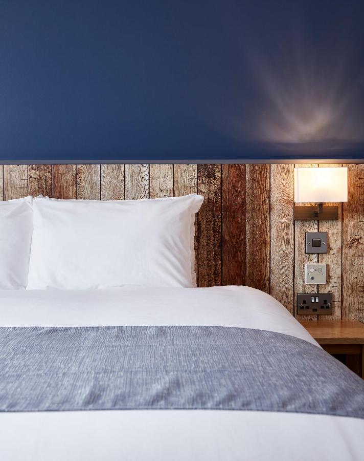 The Churchill By Greene King Inns Royal Wootton Bassett Extérieur photo