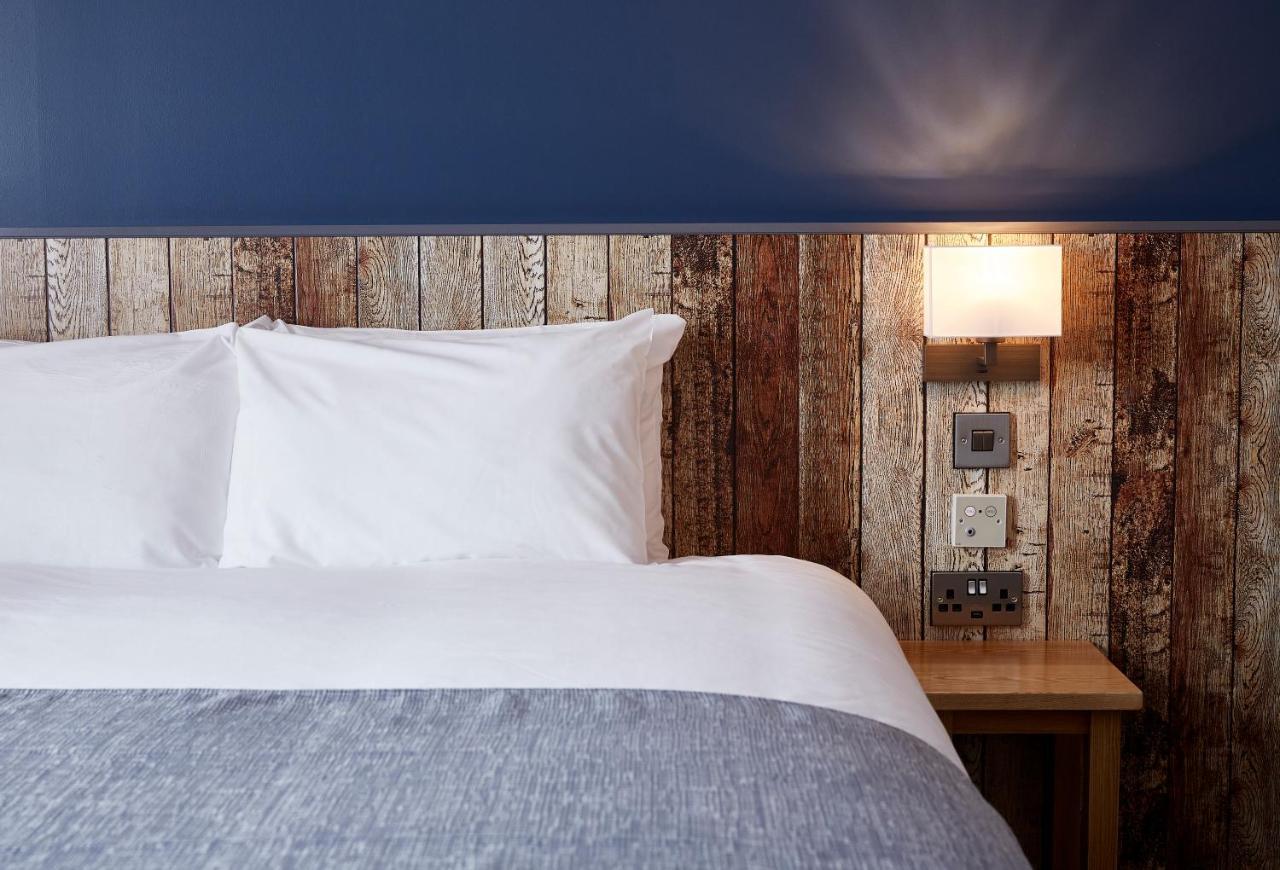 The Churchill By Greene King Inns Royal Wootton Bassett Extérieur photo
