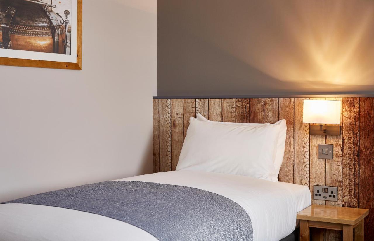 The Churchill By Greene King Inns Royal Wootton Bassett Extérieur photo