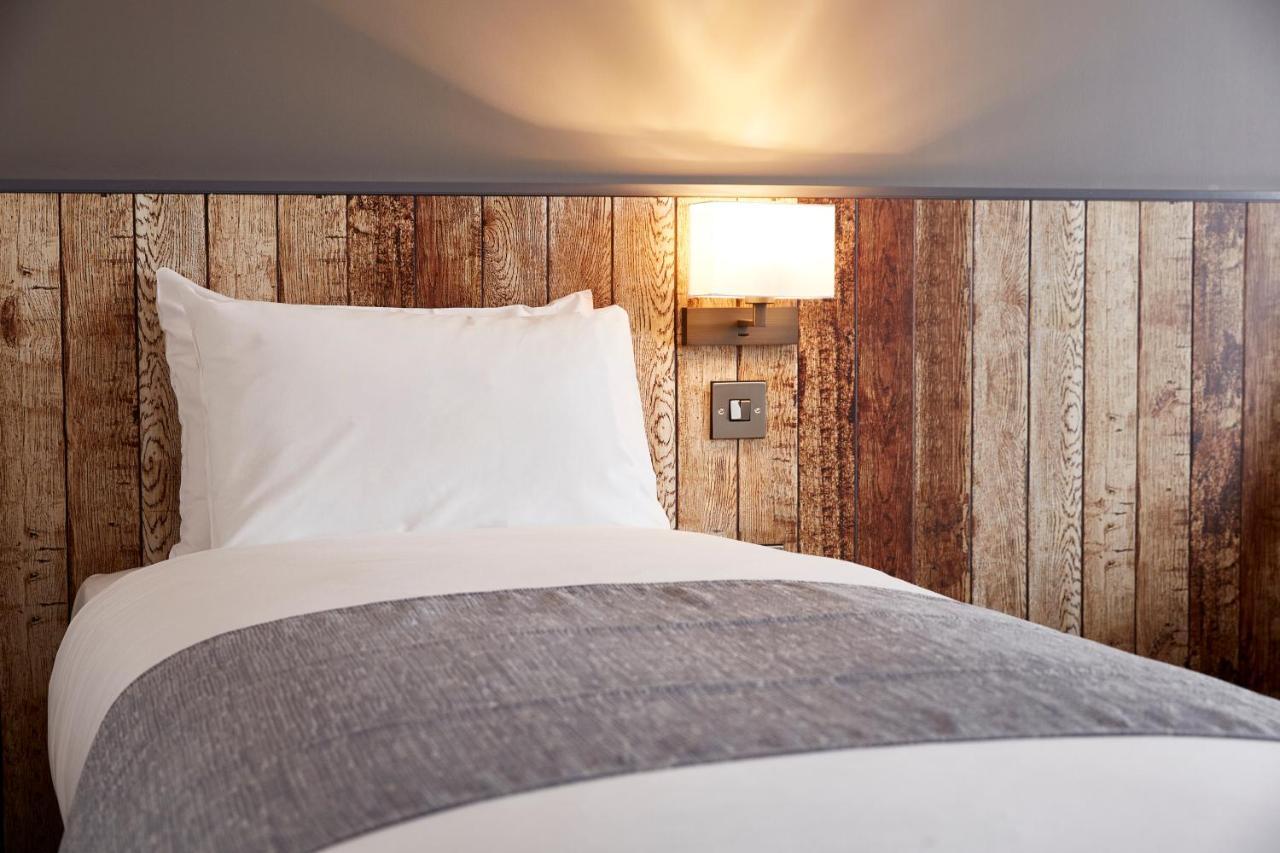 The Churchill By Greene King Inns Royal Wootton Bassett Extérieur photo