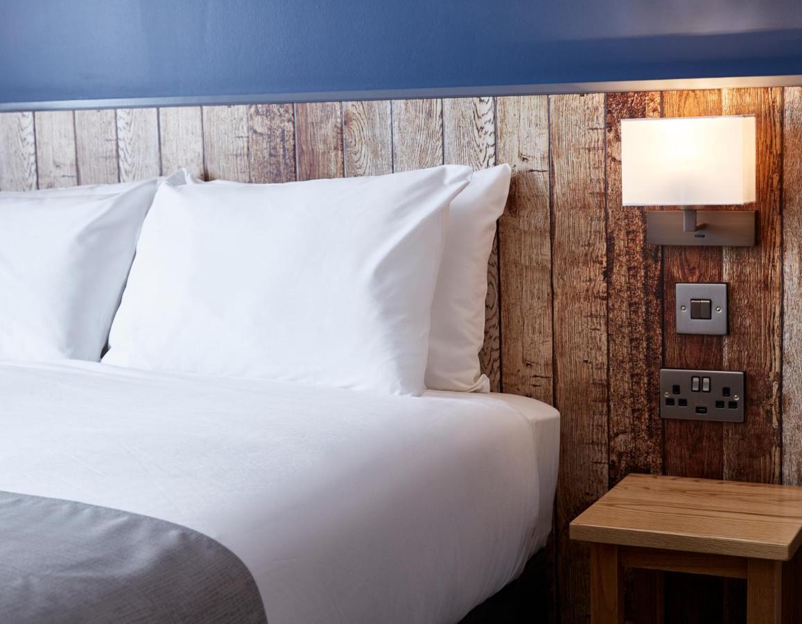The Churchill By Greene King Inns Royal Wootton Bassett Extérieur photo