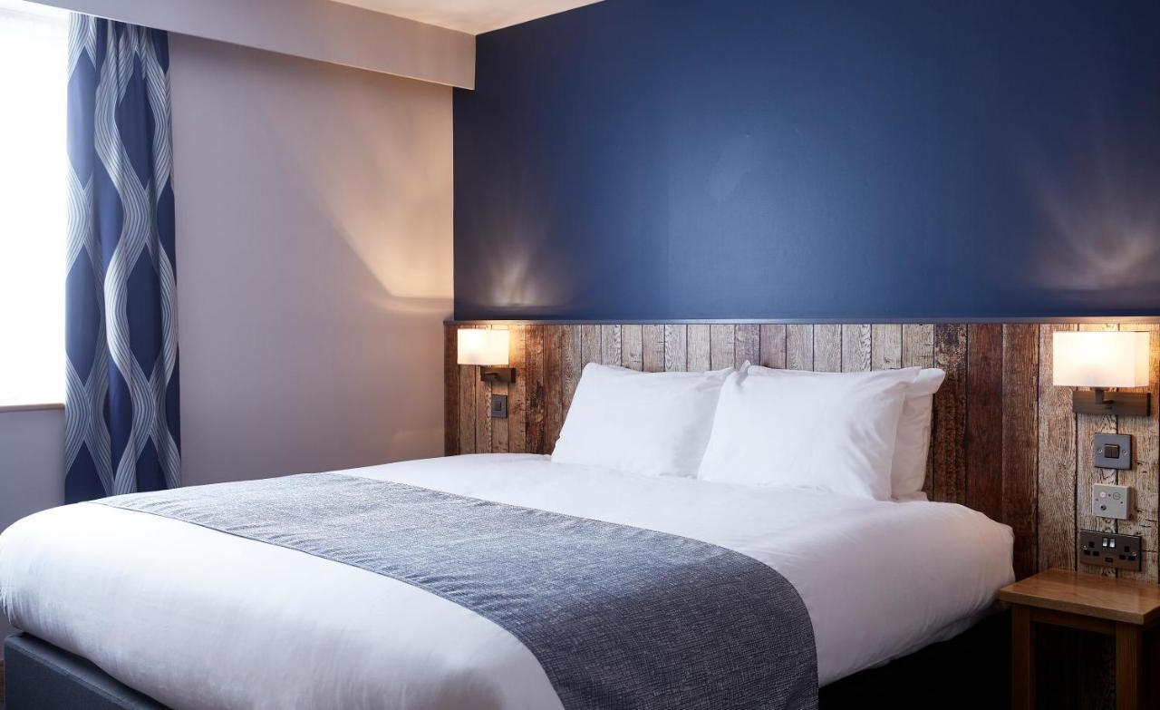 The Churchill By Greene King Inns Royal Wootton Bassett Extérieur photo