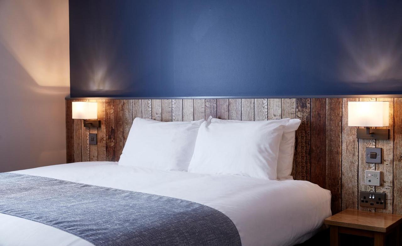 The Churchill By Greene King Inns Royal Wootton Bassett Extérieur photo