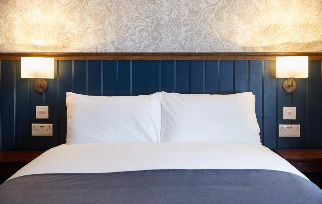 The Churchill By Greene King Inns Royal Wootton Bassett Extérieur photo
